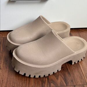 Jeffrey Campbell Clogge Platform Clogs Women’s size 7 (could fit size 8-9)